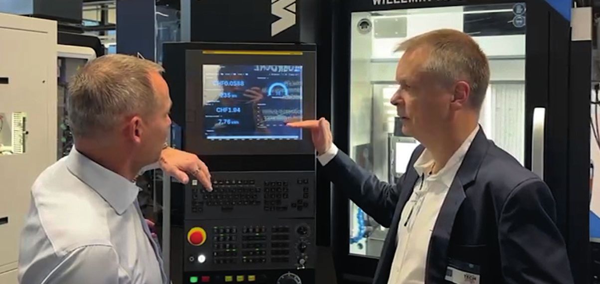 باتريك روث يناقش لوحة تحكم آلة CNC مع مهندس